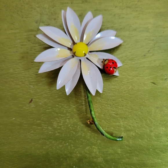 Flower Brooch Pin with Ladybug ~ Vintage 1960s Original by Robert ~ Daisy - Picture 3 of 16